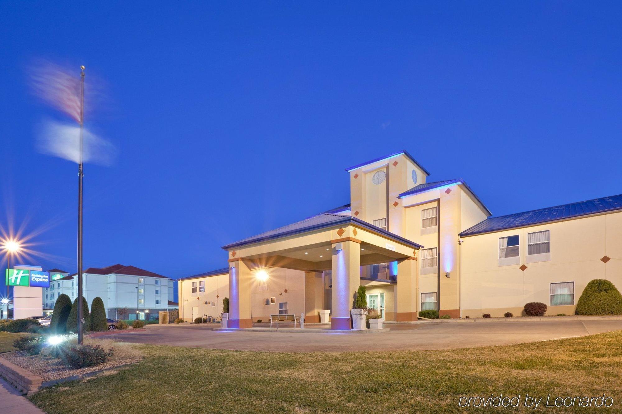 Windsor Inn & Suites Dodge City Exterior foto